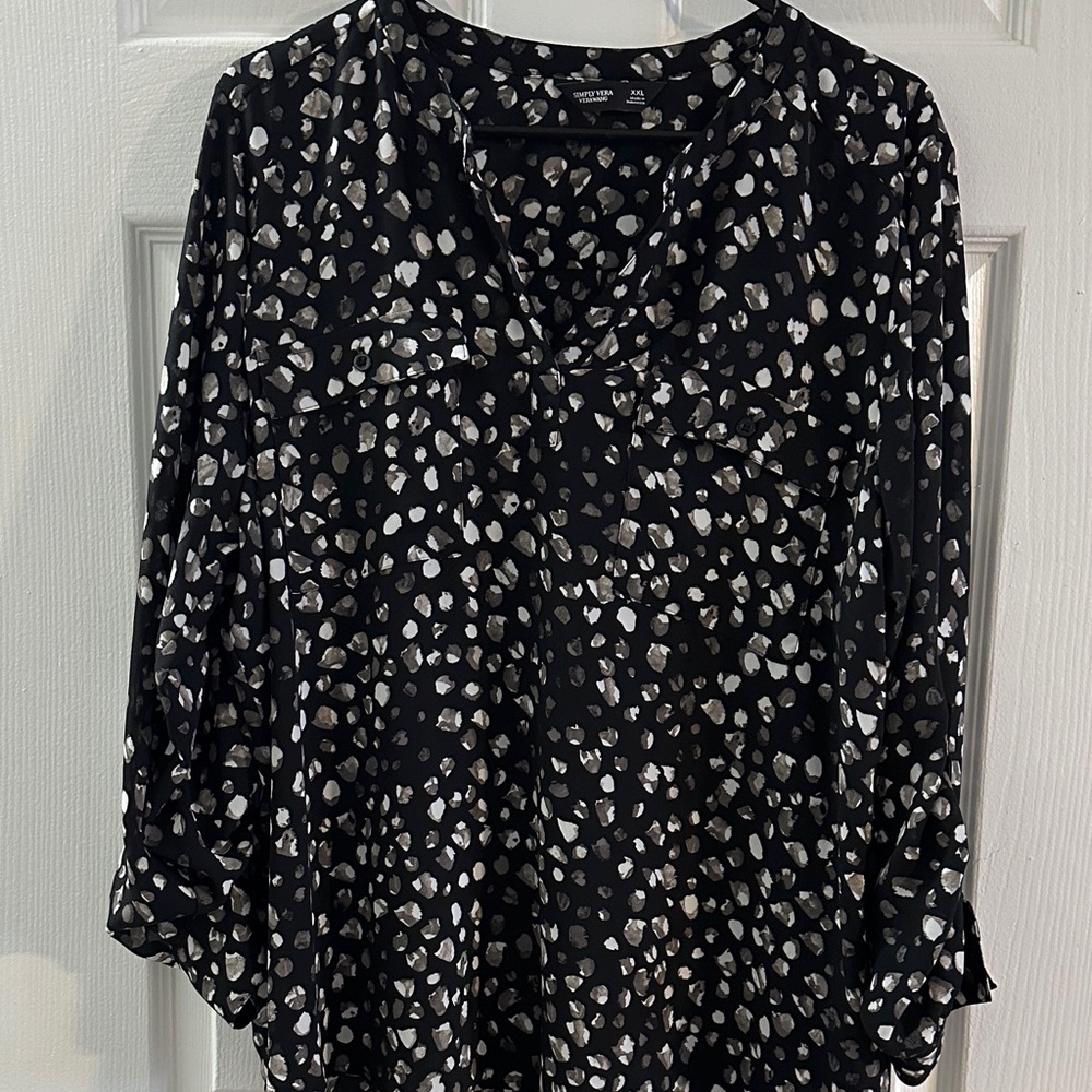 Simply Vera Vera Wang Black and White Abstract Blouse